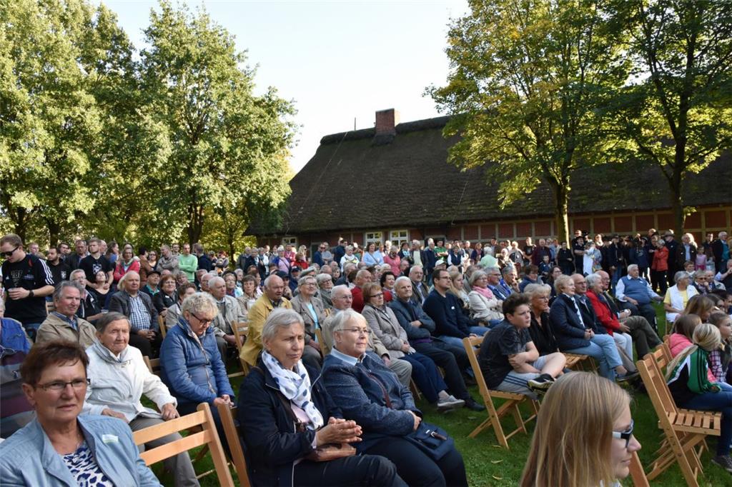 Das Heimathausgelände war bei der Erntedankfeier voll mit Besuchern.