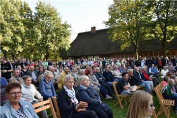 Das Heimathausgelände war bei der Erntedankfeier voll mit Besuchern.
