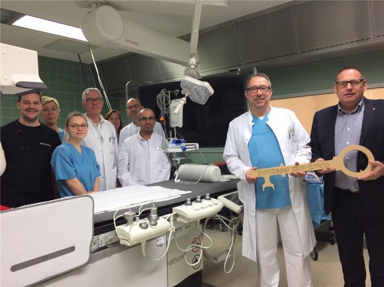 Das Herzkatheterlabor ist fertig. Ingo Penner (rechts) übergab offiziell den Schlüssel an Dr. Andreas Reents und sein Team. 