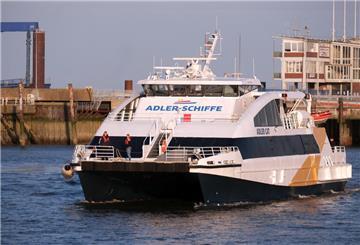 Das Highspeed Craft Schiff „HSC Adler Cat“ startet vom Anleger „Alte Liebe“ in Cuxhaven