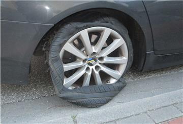 Ein Auto mit einem defekten Reifen.