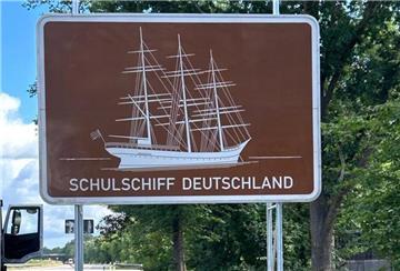 Hinweisschild auf "Schulschiff Deutschland"