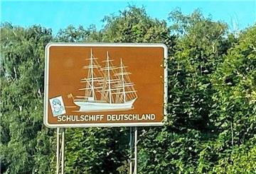 Touristisches Hinweisschild Schulschiff Deutschland