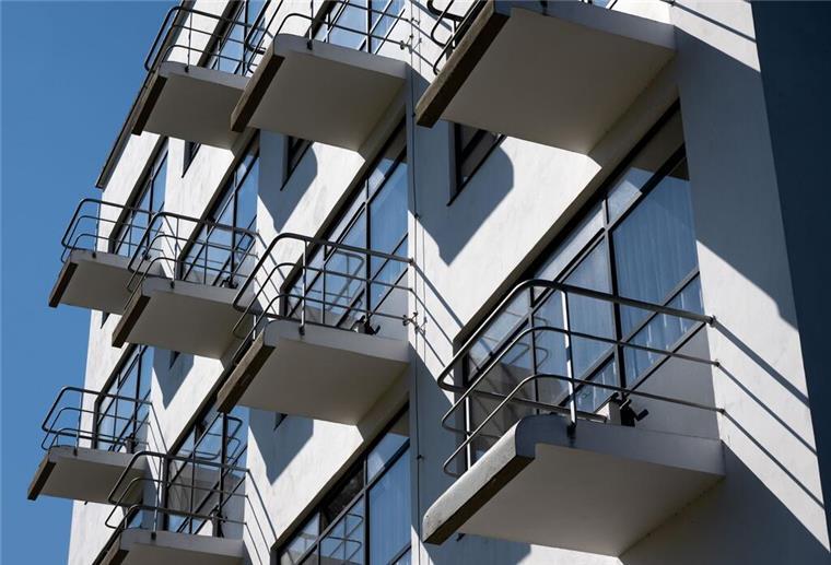 Das historische Atelierhaus (auch Prellerhaus genannt) am Bauhaus Dessau: Das Gebäude mit den auffälligen Balkonen war einst Wohn- und Arbeitsort berühmter Vertreterinnen und Vertreter des Bauhauses. Heute kann man in restaurierten Zimmern übernachten, für 55 bis 75 Euro. (Archivbild)