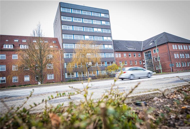 Dieses Bremerhavener Hochhaus soll 2022 saniert werden Das Hochhaus-Gebäude der Bremerhavener Stadtverwaltung muss saniert werden. Foto: Hartmann