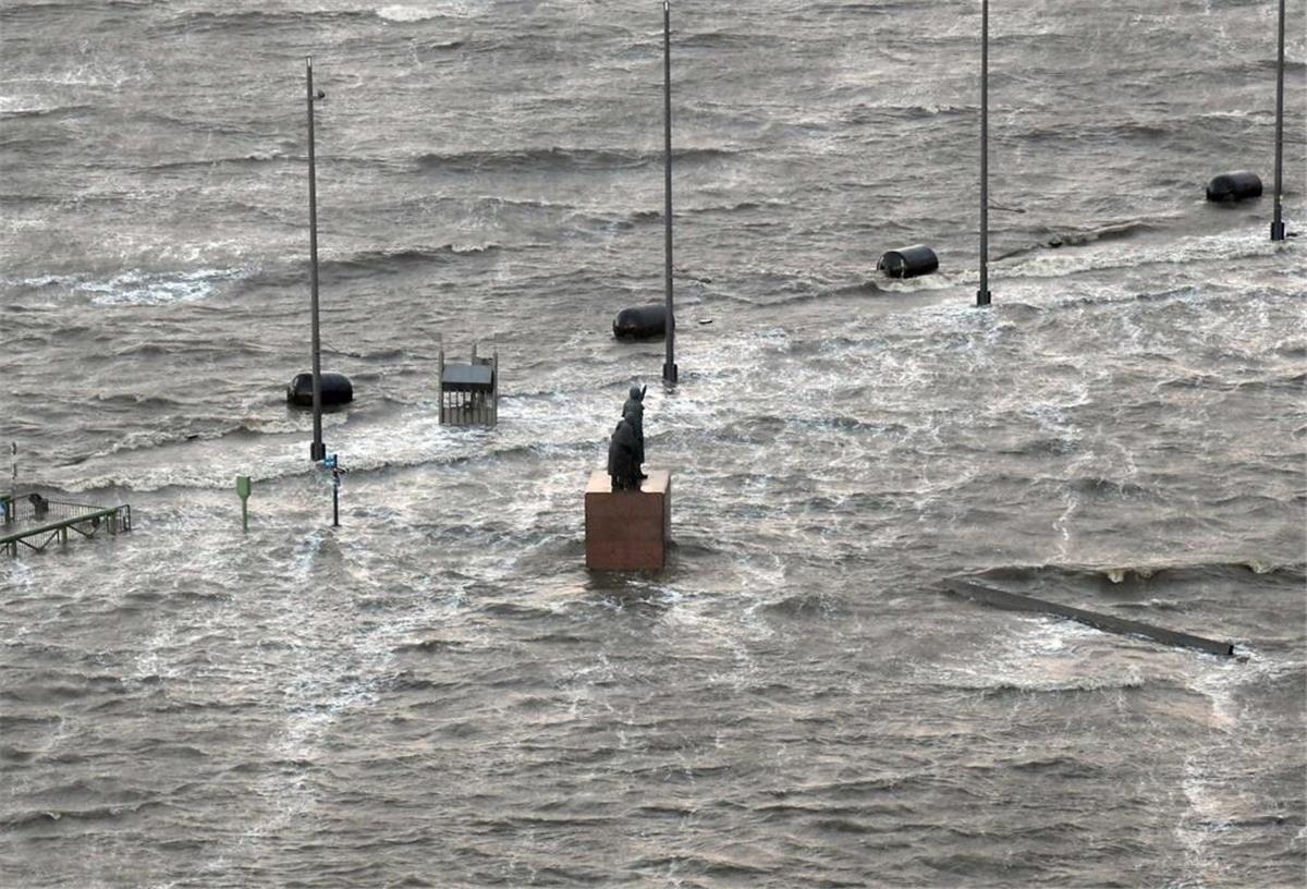 Schwere Sturmflut trifft auf Bremerhaven - So sieht es in Stadt und Land aus Das Hochwasser ist an der Seebäderkaje über die Ufer getreten, hat den Bereich ins „Seebädermeer“ verwandelt.