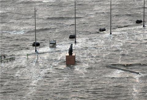 Das Hochwasser ist an der Seebäderkaje über die Ufer getreten, hat den Bereich ins „Seebädermeer“ verwandelt.