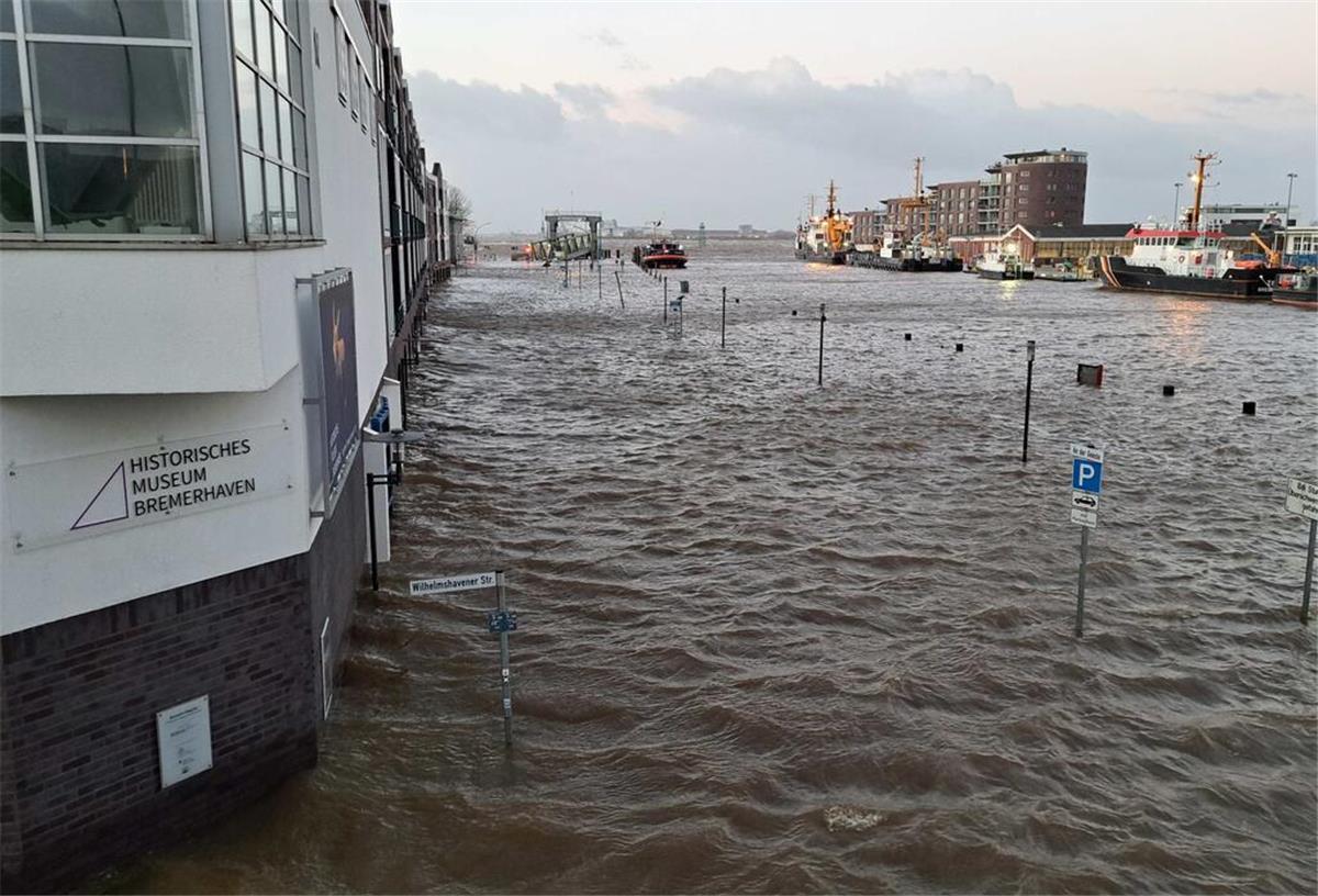 Schwere Sturmflut trifft auf Bremerhaven - So sieht es in Stadt und Land aus Das Hochwasser ist in Bremerhaven und vielerorts über die Ufer getreten.