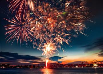 Das Höhenfeuerwerk über dem Hafen von Wilhelmshaven soll wieder Tausende Besucher an die Jade locken.