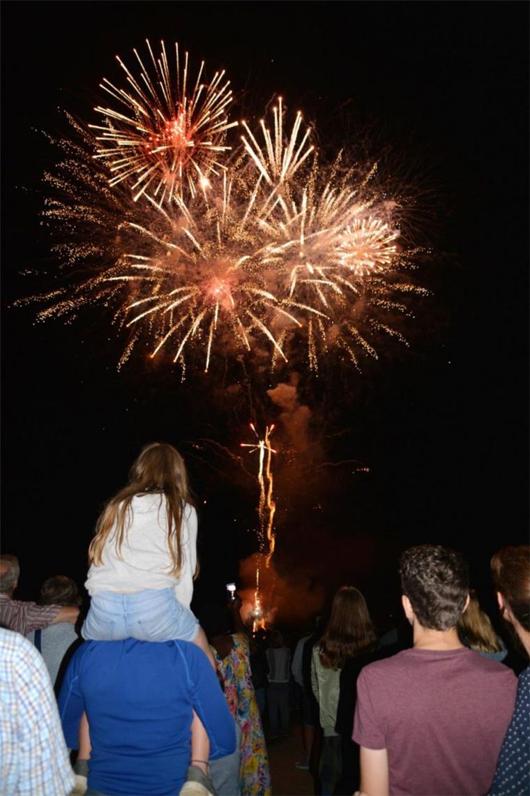Seefest in Bad Bederkesa: Feuerwerk bleibt Höhepunkt Das Höhenfeuerwerk über dem See in Bad Bederkesa begeisterte die Besucher mit spektakulären Effekten. Foto: Scheiter