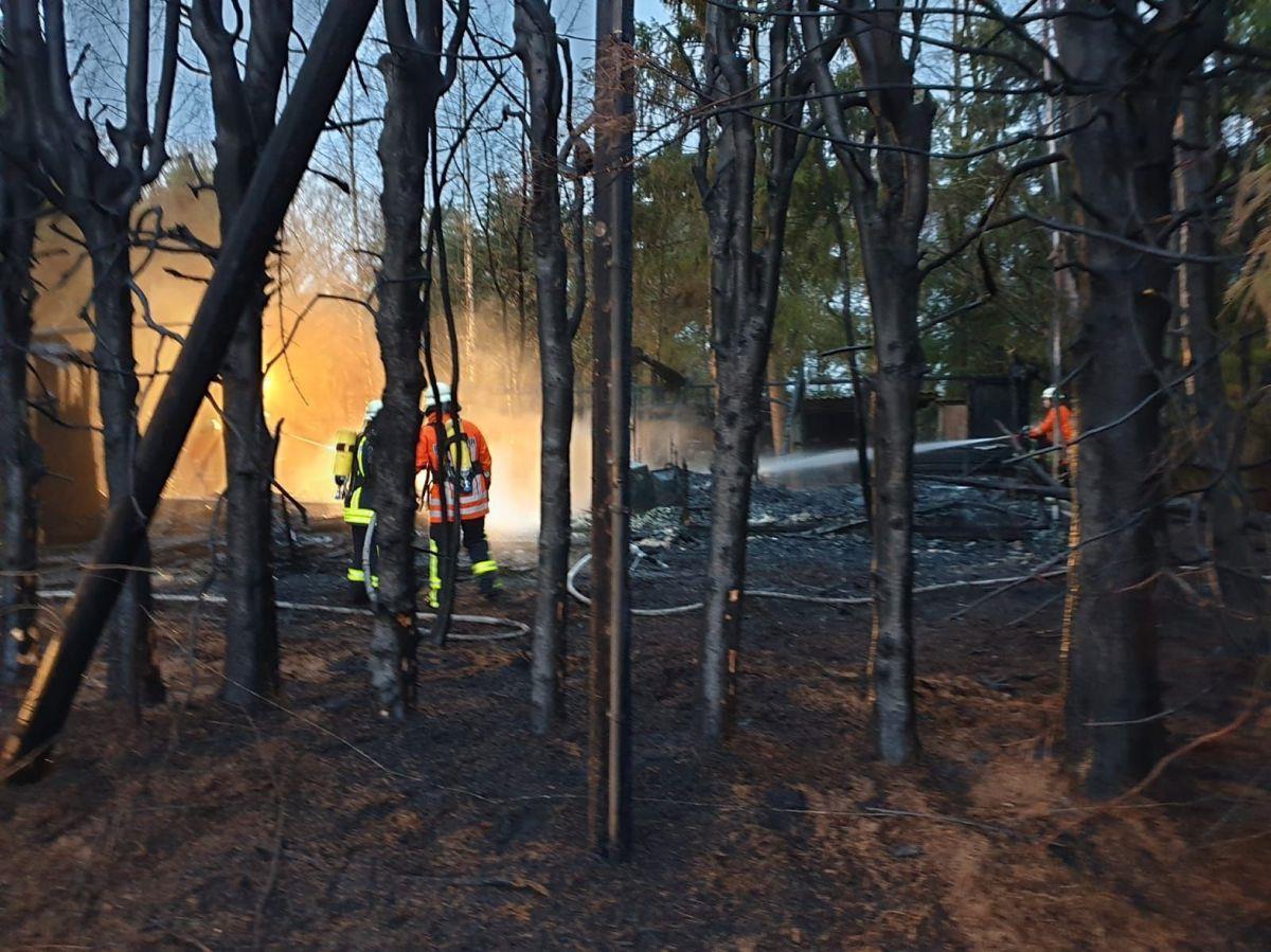 Das Holzhaus brannte bis auf die Grundmauern nieder.