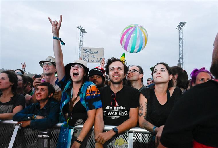 Fans auf dem Hurricane jubeln beim Auftritt der Band die Ärzte.