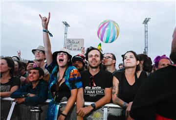 Fans auf dem Hurricane jubeln beim Auftritt der Band die Ärzte.