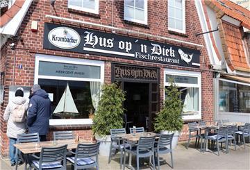 Das „Hus op‘n Diek“ wird seit 1989 von der Familie Vogel betrieben und gilt als eines der ältesten Fischrestaurants von Cuxhaven. Doch jetzt steckt das Traditionshaus am Deich in der Krise.