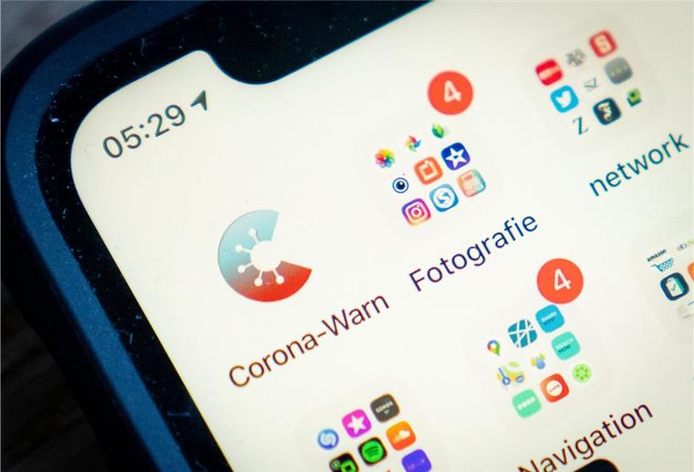 Das Icon der offiziellen Corona-Warn-App ist am frühen Morgen auf einem Smartphone zu sehen. 