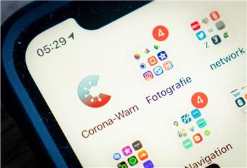 Das Icon der offiziellen Corona-Warn-App ist am frühen Morgen auf einem Smartphone zu sehen. 