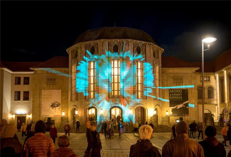 Das illuminierte Stadttheater. Foto: Masorat-f
