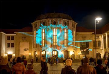 Das illuminierte Stadttheater. Foto: Masorat-f