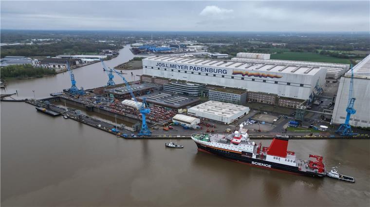 Meyer Werft dockt neues Forschungsschiff „Meteor IV“ aus Das im Bau befindliche Forschungsschiff „Meteor“ wird von Papenburg zur Fassmer-Werft in Berne (Wesermarsch) überführt.