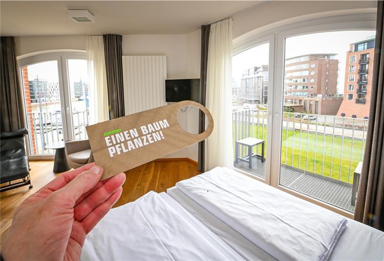 Das Im-Jaich Hotel pflanzt für jeden Gast, der sein Zimmer nicht putzen lässt, einen Baum... ein Beitrag, als CO2-neutrales Hotel ausgezeichnet worden zu sein.