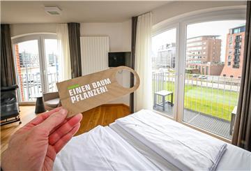Das Im-Jaich Hotel pflanzt für jeden Gast, der sein Zimmer nicht putzen lässt, einen Baum... ein Beitrag, als CO2-neutrales Hotel ausgezeichnet worden zu sein.