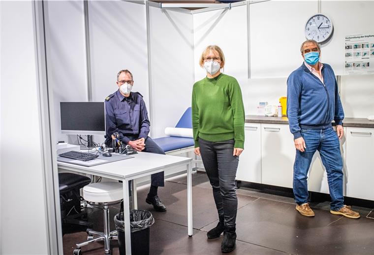 Bestnoten für Impfzentrum in Bremerhaven Das Impfzentrum der Stadt Bremerhaven in den Räumen der Stadthalle. Jens Cordes von der Feuerwehr (von links), Ärztin Dörte Beninga und ärztlicher Leiter Michael Holznagel.