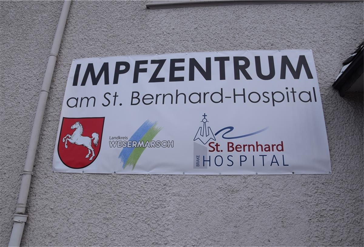 Entspannte Senioren im Corona-Impfzentrum in Brake Das Impfzentrum für den Landkreis Wesermarsch befindet sich im ehemaligen Braker Gymnasium an der Kirchenstraße.