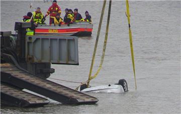 Das in die Weser gestürzte Auto wird einem Bagger aus dem Wasser gezogen.