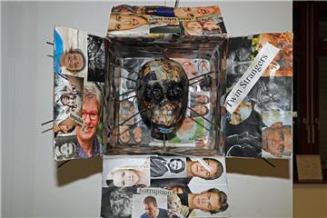 Das Installationskunstwerk „Puppe der Gesellschaft“ beschreibt, wie manche Menschen versuchen, anderen gerecht zu werden und damit die Möglichkeit verschenken, sich frei zu entfalten.