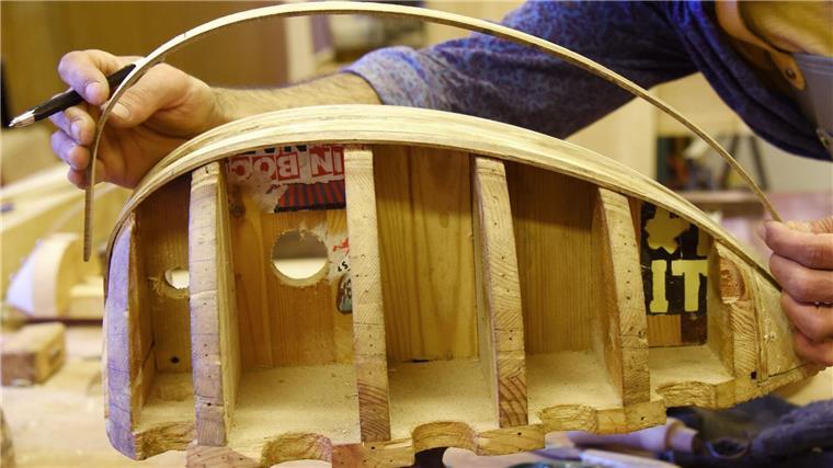 Das Instrument wird von Hand gebaut und benötigt Ruhe und Geduld. 