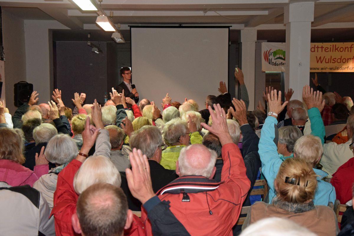 Beifall für Umbaupläne: Planung gefällt den Wulsdorfern Das Interesse an den Wulsdorfer Umbauplänen war groß. Timo Neumann konnte zur Stadtteilkonferenz mehr als 150 Zuhörer begrüßen.