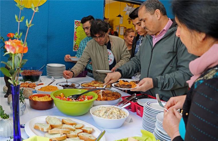 Zevener feiern das persische Naw Ruz Das internationale Buffet hat nicht nur gemundet, beim Essen ließ es sich auch hervorragend klönen und schnacken.