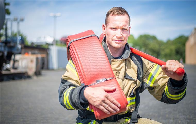Bremerhavener ist härtester Feuerwehrmann Deutschlands Das ist der härteste Feuerwehrmann Deutschlands: Bremerhavener Nico Kleinert gewinnt die ersten Hamburger Firefighter Games.