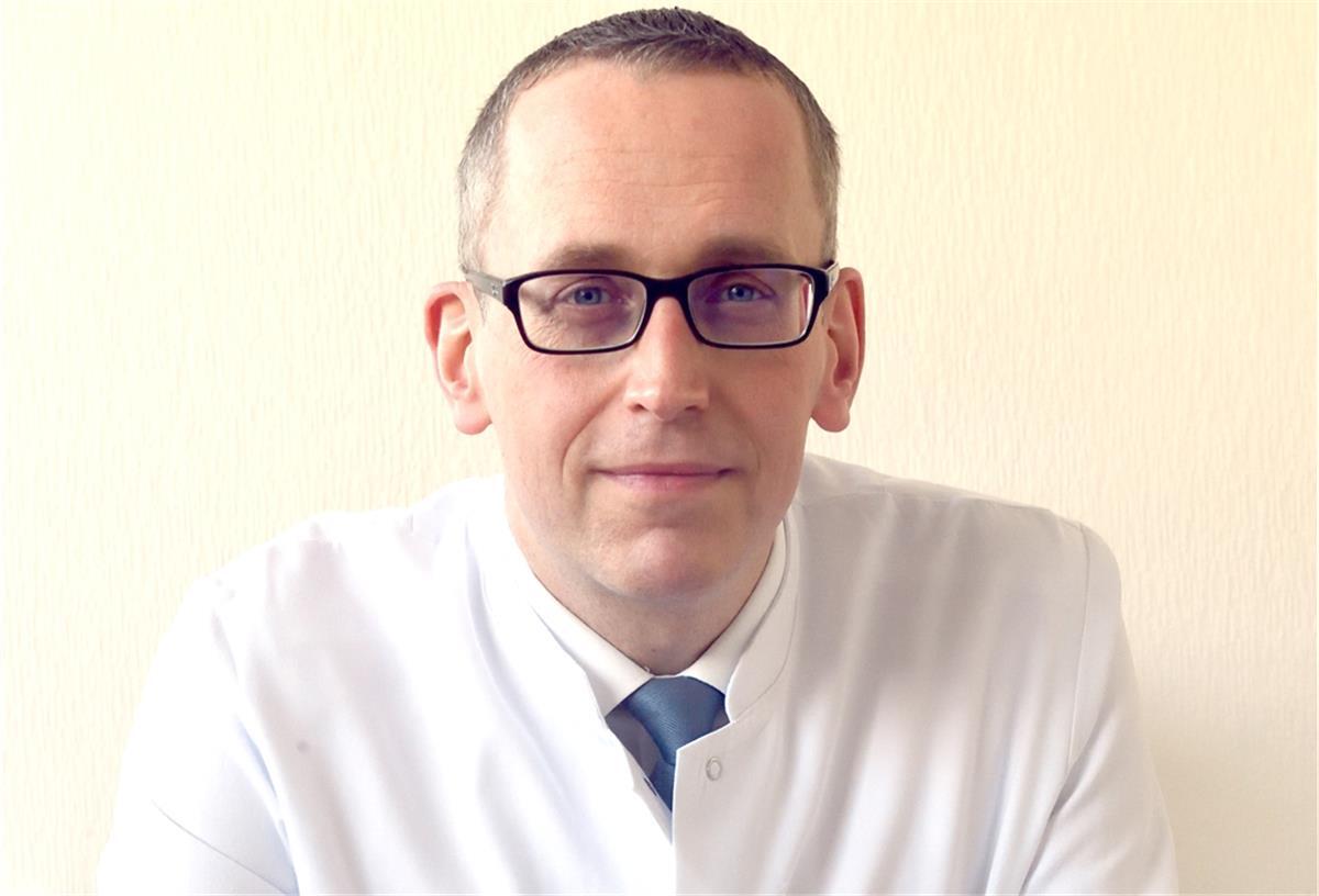 Krebsgefahr: Alte Sonnencreme lieber wegwerfen Das ist der neue Chefarzt der Hautklinik im Klinikum Reinkenheide, Dr. Michael Sachse. Er warnt, dass alte Sonnencreme krebserregend sein könnte. Jedes Jahr daher lieber eine neue Flasche kaufen.