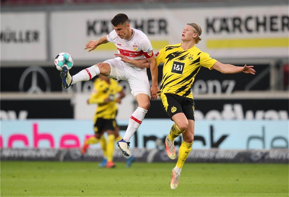 Dortmund gewinnt harten Kampf in Stuttgart Das ist ein harter Kampf zwischen Stuttgart und Dortmund, wie hier zwischen dem Stuttgarter Marc Oliver Kempf (links) und dem Dortmunder Erling Haaland.