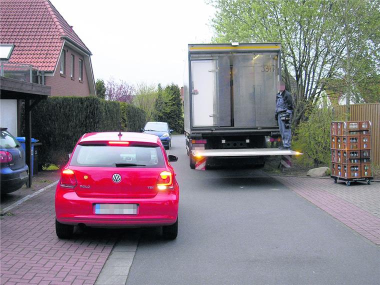 Das ist eng: Wenn Nachschub ins Seniorenzentrum Osterfeld in Schiffdorf geliefert wird, kann das dauern. Eine Geduldsprobe für Autofahrer und Anlieger in der Pastor-Walsdorff-Straße.