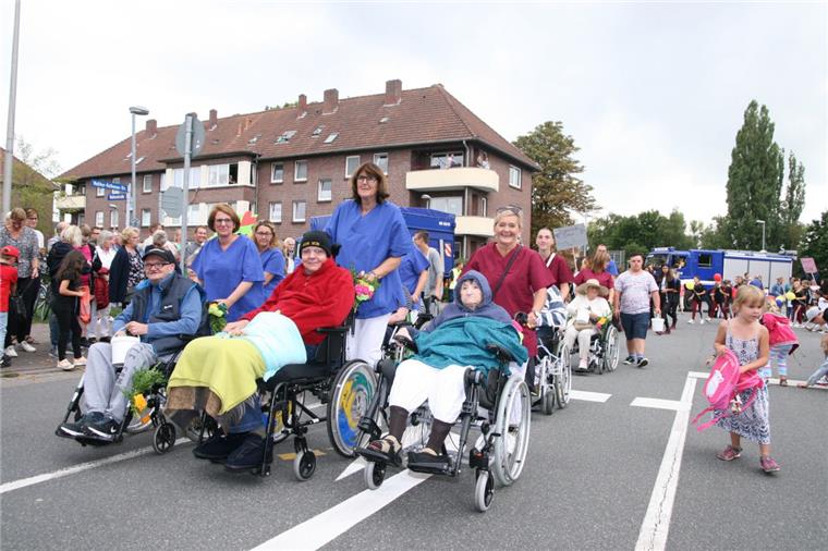 Nordenham: Zitterpartie um Stadtfest-Umzug ist beendet Das ist Inklusion: Auch mit dem Rollstuhl ist eine Teilnahme am Stadtfest-Umzug möglich.