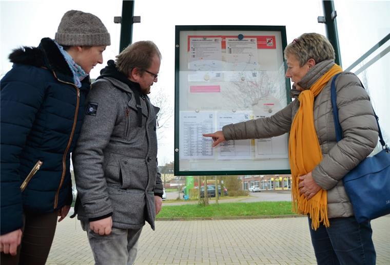 Das ist nicht das, was sich die Fahrgäste wünschen. Kerstin und Patrick von Twistern (von links) und Barbara Niess zeigen sich enttäuscht angesichts der bevorstehenden Fahrplanänderungen der Linie 525.