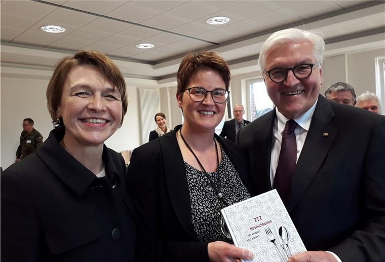 "Das ist nicht zu toppen": Landfrauenvorsitzende Susanne Heins (Mitte) überreicht dem Bundespräsidenten Frank-Walter Steinmeier und dessen Ehefrau Elke Büdenbender bei deren Besuch im Selsinger Rathaus ein Landfrauen-Kochbuch mit 777 Rezepten.