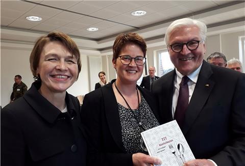 "Das ist nicht zu toppen": Landfrauenvorsitzende Susanne Heins (Mitte) überreicht dem Bundespräsidenten Frank-Walter Steinmeier und dessen Ehefrau Elke Büdenbender bei deren Besuch im Selsinger Rathaus ein Landfrauen-Kochbuch mit 777 Rezepten.