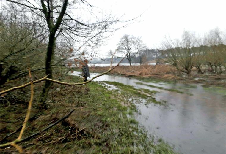 Das ist selbst für eiserne Wanderfreunde zu viel des Guten: überschwemmter Wegeabschnitt auf dem Nordpfad "Ostetal".