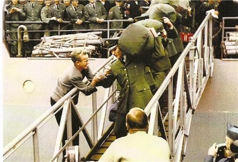 Das ist wohl das berühmteste Foto von Elvis‘ Ankunft