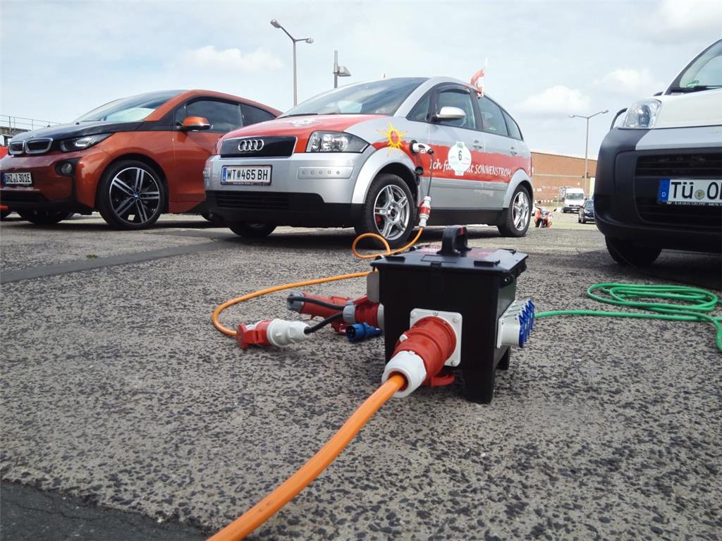 Das Kabel-Team kümmert sich bei den Stopps um Ladestellen.