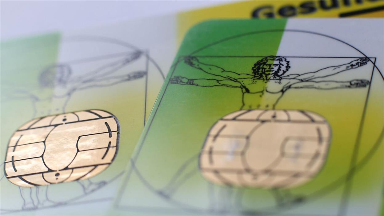 Zwei elektronische Versichertenkarten der Allgemeinen Ortskrankenkassen (AOK) liegen auf einem Tisch.