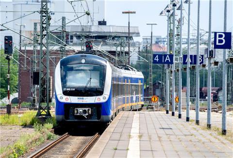 Eine Regio-S-Bahn der NordWestBahn verlässt den Hauptbahnhof in Fahrtrichtung Bremen