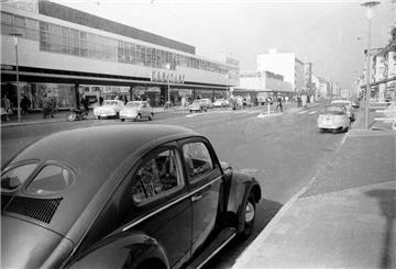 Das Karstadt-Gebäude Ende der 50er Jahre und der Blick auf die Bürgermeister-Smidt-Straße (heutige Fußgängerzone).  Foto: Historisches Museum 