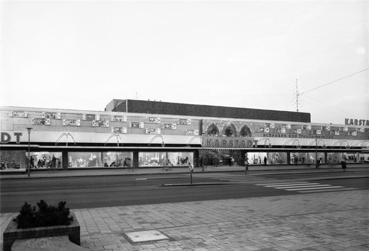 Das Karstadt-Gebäude im Jahr 1959 mit Weihnachtsdekoration - ein echter Hingucker. 