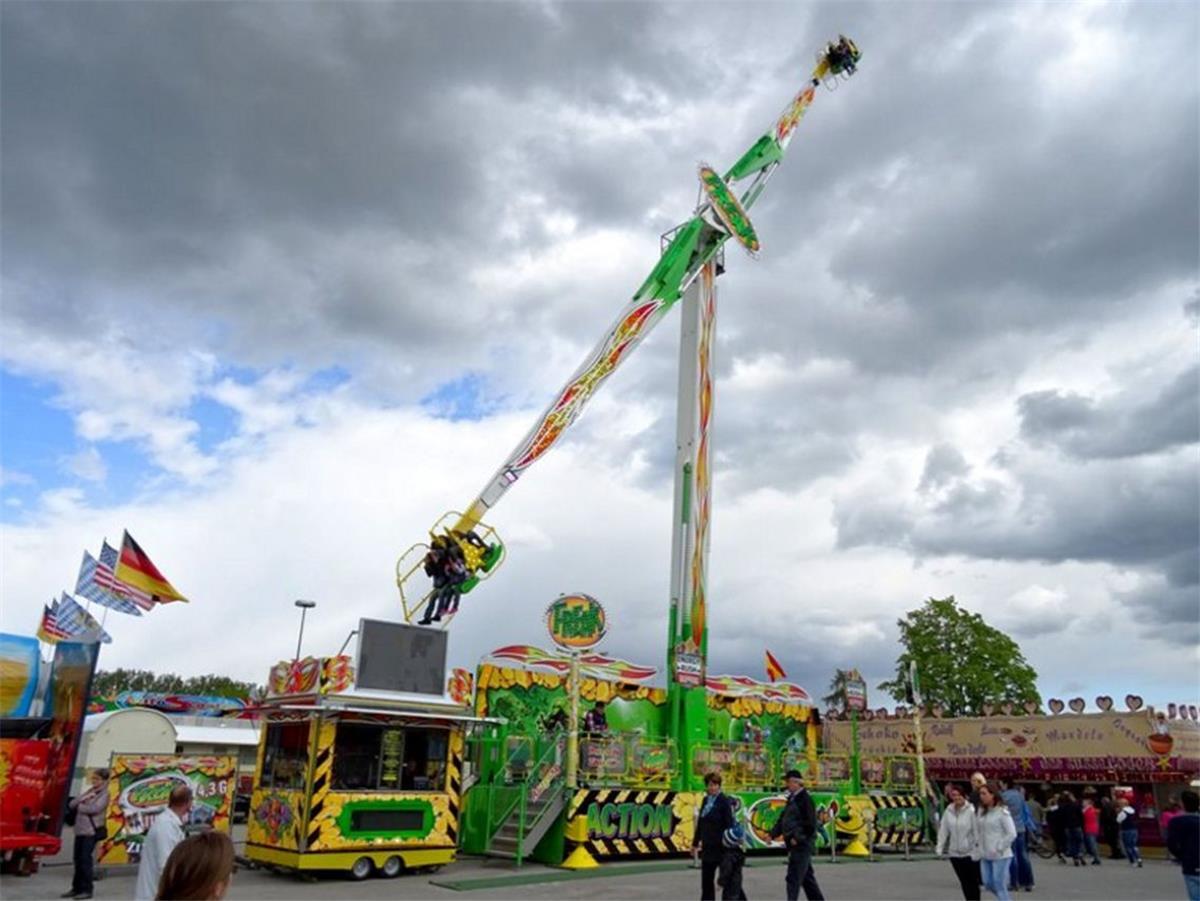 Der Frühjahrsmarkt soll eine große Nummer werden Das Karussell "Freak" wird pünktlich zum Frühjahrsmarkt in Bremerhaven aufgebaut.