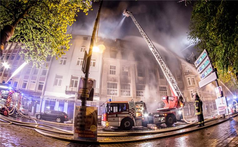 "Polizeimärchen": Werden Angeklagte nach Feuer bei Harms am Wall freigesprochen? Das Kaufhaus "Harms am Wall" ging am 6. Mai 2015 in Flammen auf. Jetzt muss sich der Inhaber vor Gericht verantworten.