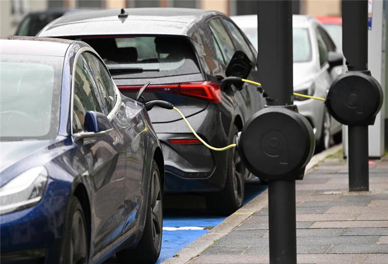Deutlich mehr E-Autos in Niedersachsen - Ladenetz kommt nicht hinterher E-Autos stehen in der Innenstadt an neuartigen E-Ladesäulen